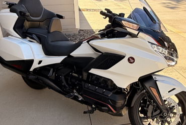 2024 HONDA GOLD WING TOUR AIRBAG AUTOMATIC DCT motorcycle for rent near Louisville, CO