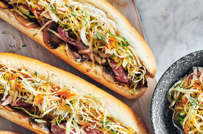 Sandwichs au boeuf, aux champignons et au chou mariné