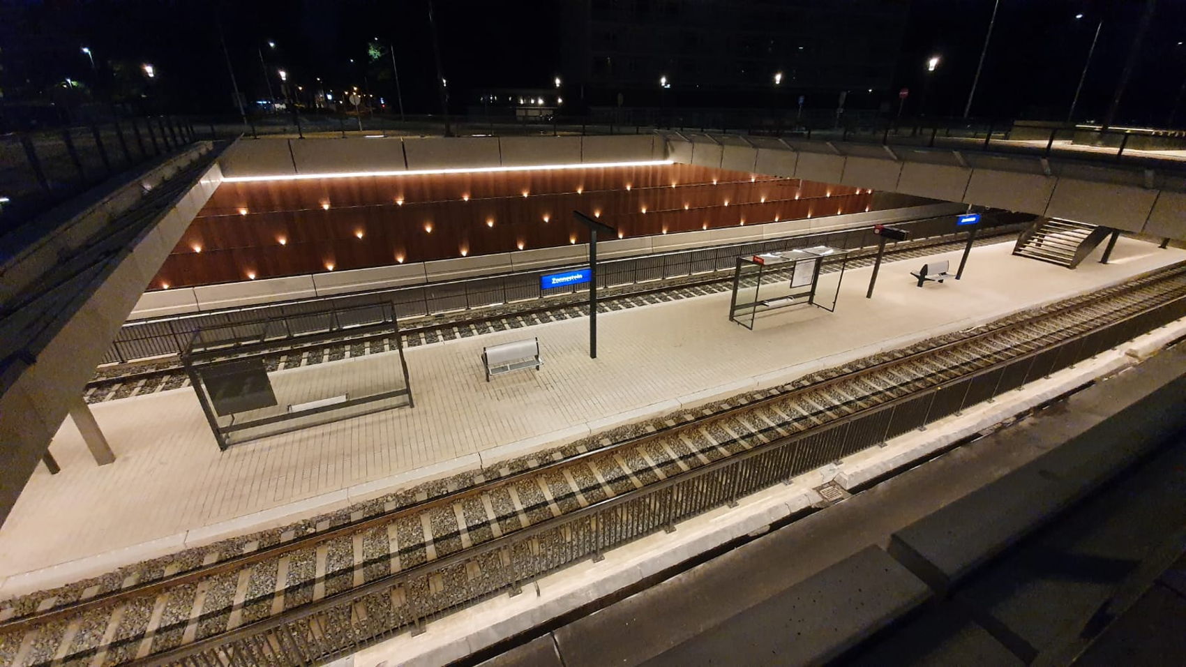 Een kijkje op de nieuwe halte Zonnestein van bovenaf. Een kijkje op de nieuwe halte Zonnestein van bovenaf.