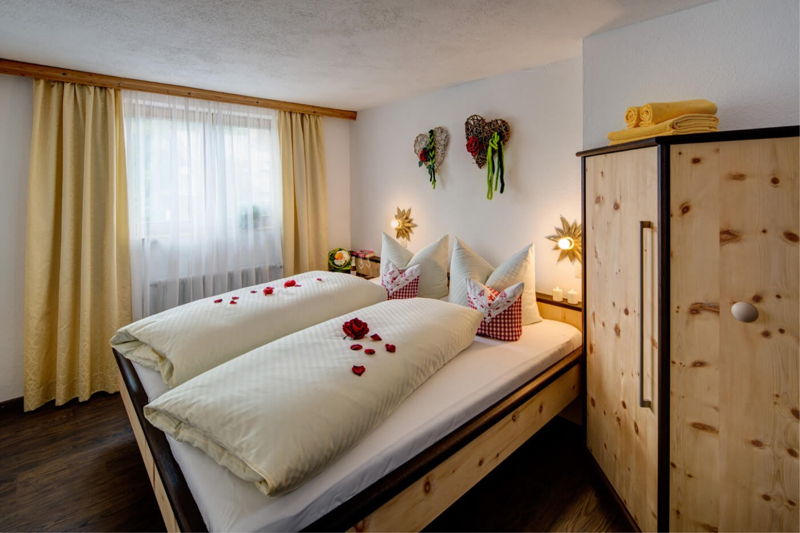 Romantisches Schlafzimmer mit Doppelbett für zwei