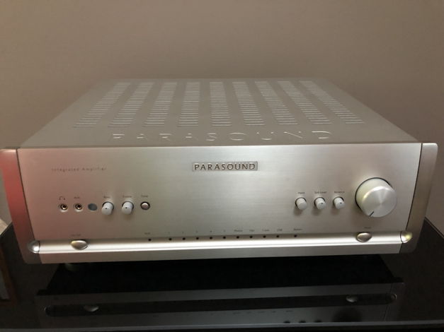 Parasound Halo Integrated Silver with DAC, phono stage,...