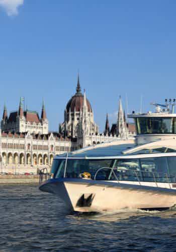 Comfortable departure from a central Budapest pier