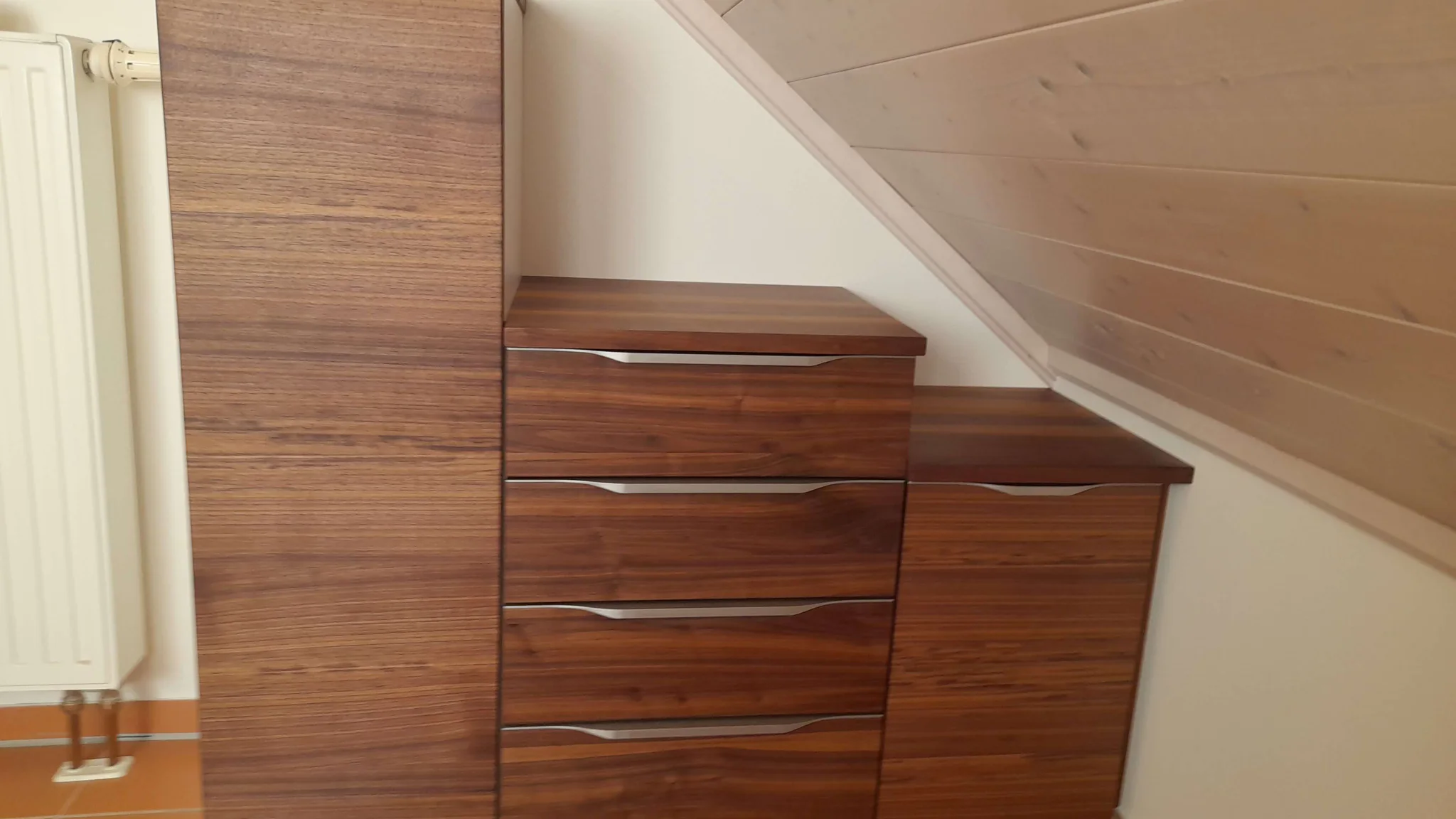 Badezimmer und Stauschränke in Nussbaum