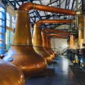 Salle de distillation avec les alambics Onion Pot Stills de la distillerie Glen Ord dans le nord-ouest des Highlands d'Ecosse