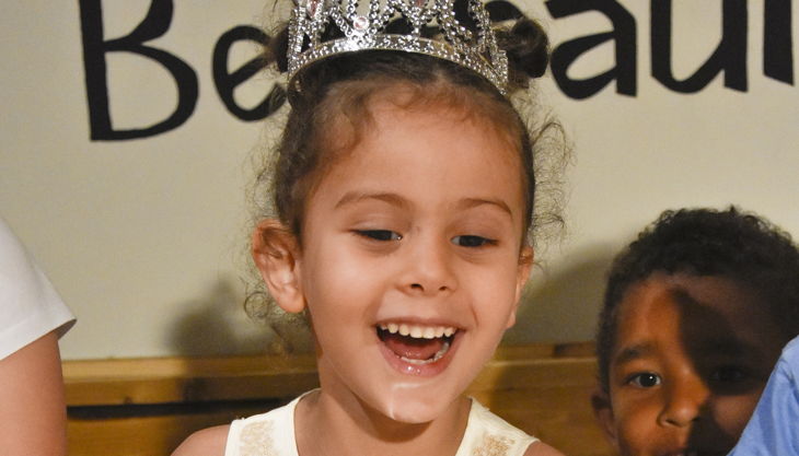 oskarshausen kleine prinzessin am geburtstagskuchen