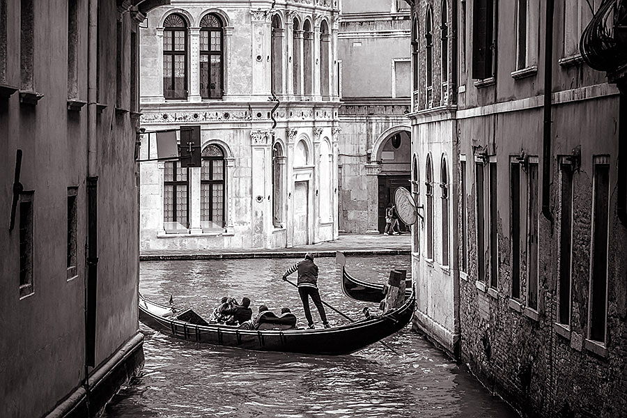  Venezia
- Calli più strette di Venezia