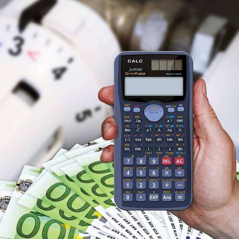 Rekenmachine en bankbiljetten