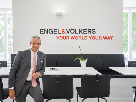 Hamburg - 40 anni di Engel & Völkers: per questo anniversario, vi raccontiamo la storia del fondatore Christian Völkers e di come abbia creato la sua azienda.