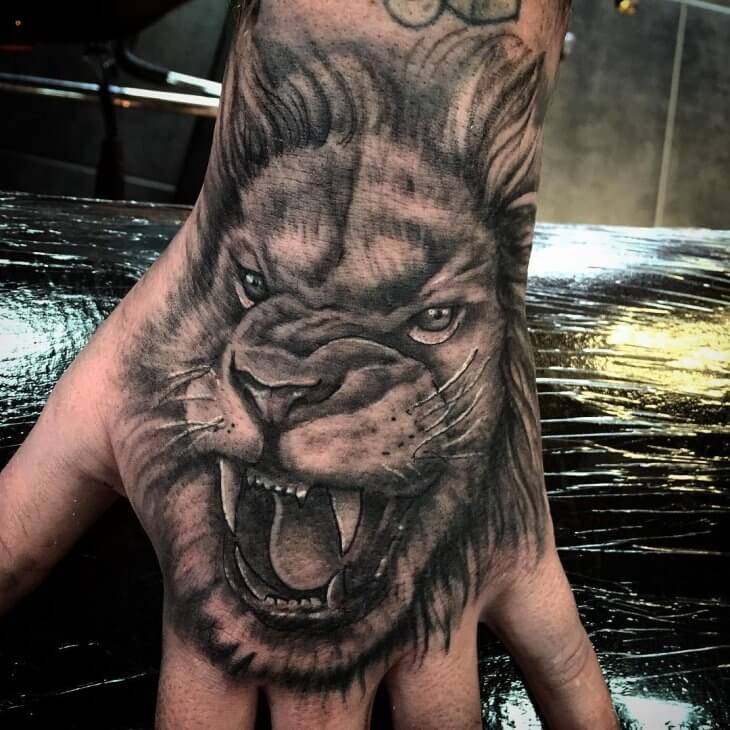 Tatouage Lion Rugissant Main