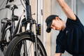 Technicien Upway repare un velo