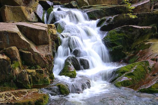cascata fotografata con la tecnica della lunga esposizione