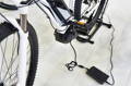 Vélo électrique avec batterie non amovible pendant une charge.