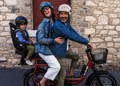 Homme, femme et enfant sur un vélo électrique Elwing