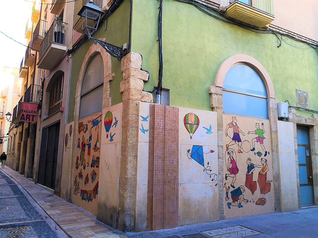  Tarragona
- Murals of the childhood of painter Màrius Masip on Carrer Cavallers and Carrer d’en Mediona (Mireia Solé)