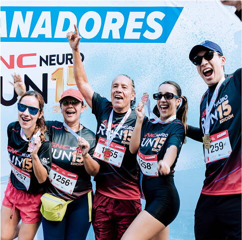 personas celebrando su participación en la carrera
