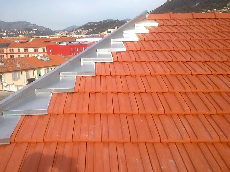 Rénovation de la toiture d’un immeuble à Nice en tuiles de Marseille — photo 6 sur 8 — CEG TOITURE