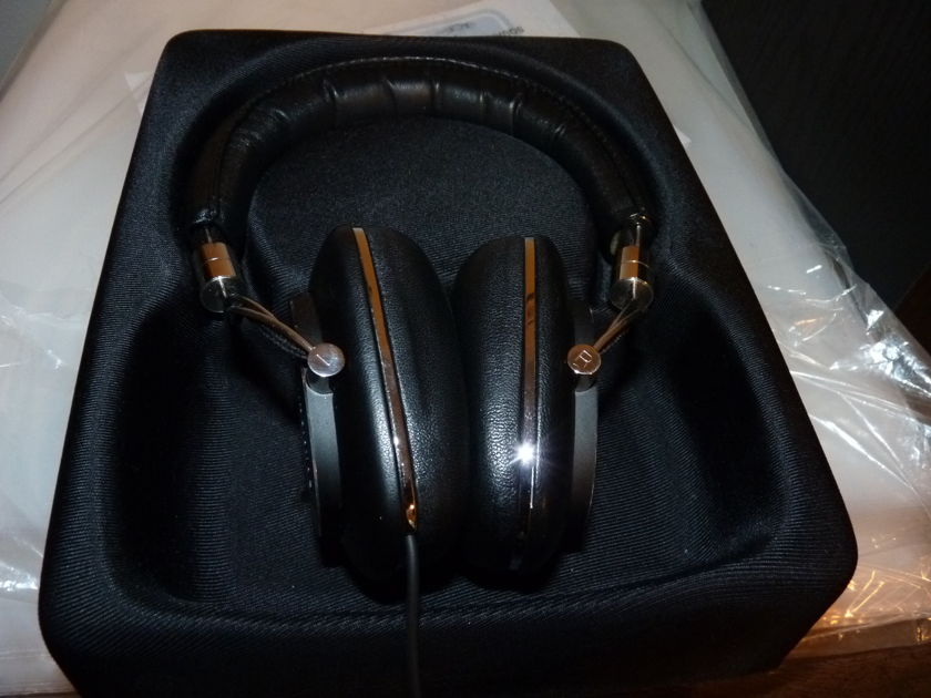 BOWERS & WILKINS P5 SERIES 2 HEADPHONES MINT CONDITION IN BOX
