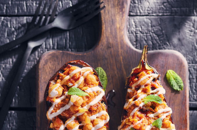 Aubergines farcies aux pois chiches sur le barbecue