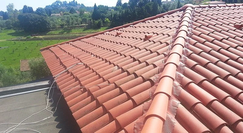 Remplacement de faîtage et d’arêtiers scellés par des closoirs ventilés — photo 3 sur 10 — CEG TOITURE