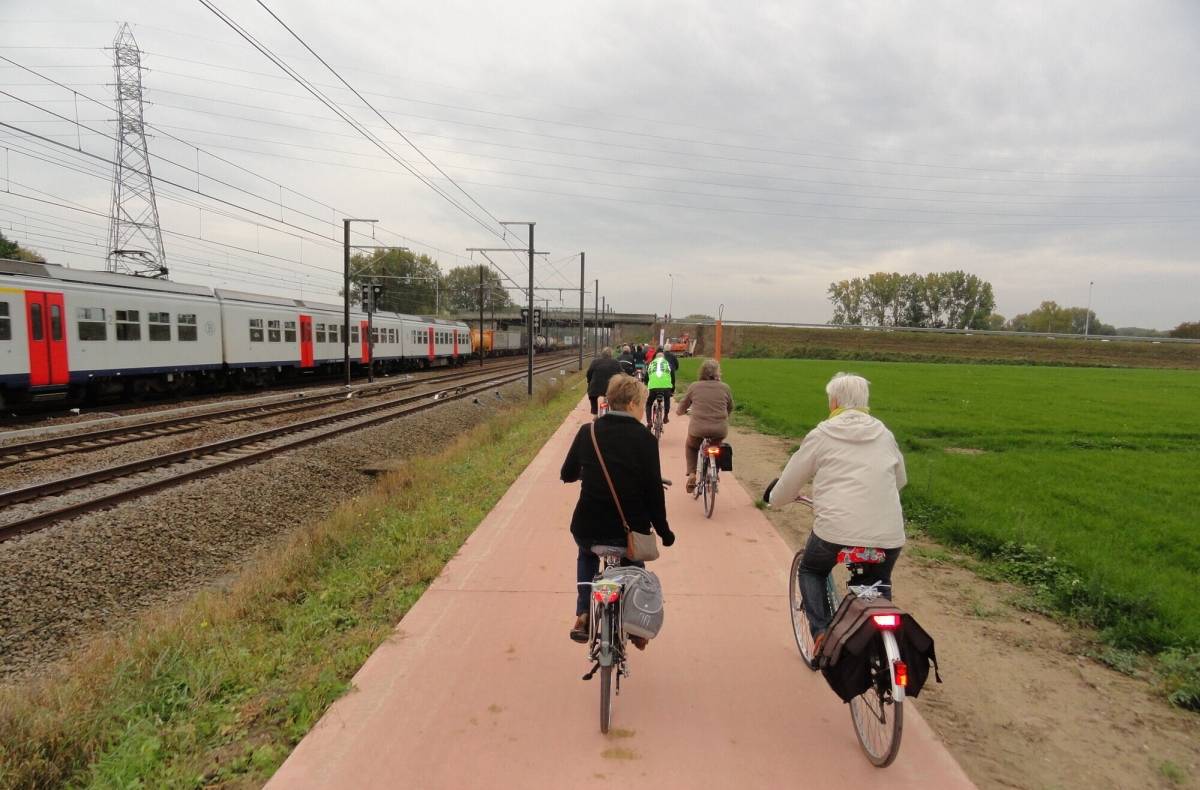 Autoroute cyclable F1 longeant la voie ferrée entre Anvers et Malines