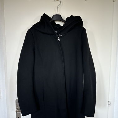 Schwarzer Mantel mit Kapuze 