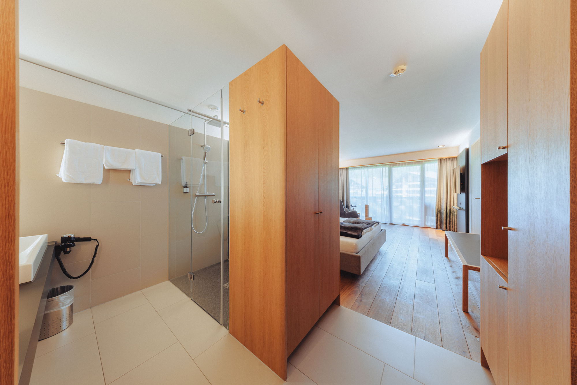 Offenes Badezimmer der Sonnensuite mit Dusche und natürlicher Holzausstattung