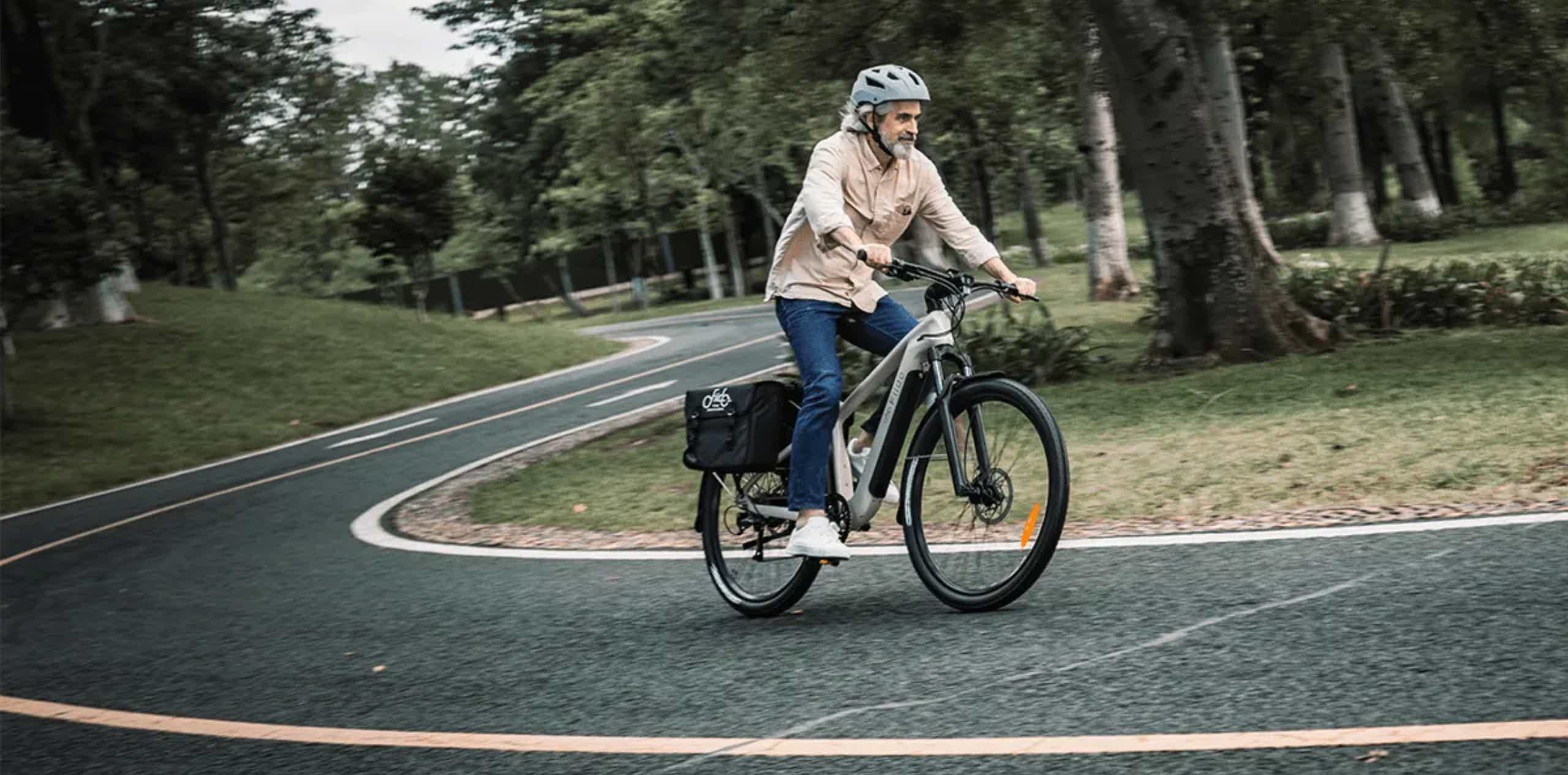 Imagen de recurso de una persona rodando con una e-bike.