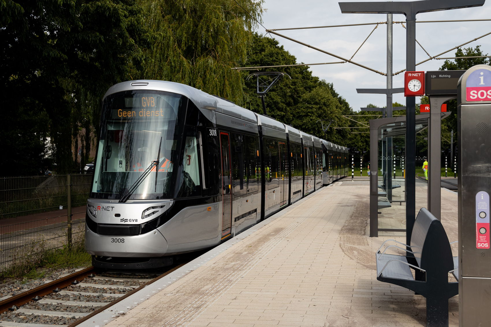 De testtram is aangekomen op de vernieuwde halte Poortwachter. De testtram is aangekomen op de vernieuwde halte Poortwachter.