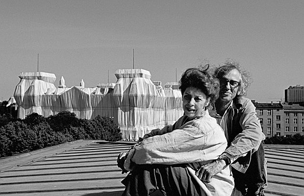  Hamburg
- Titelmotiv Christo und Jeanne Claude auf dem Dach des Reichstags 1995 Foto Wolfgang Volz.jpg