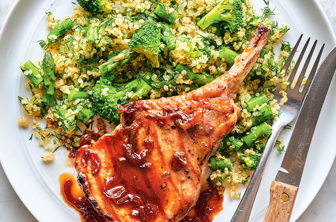 Côtelettes de porc et quinoa au brocoli et aux asperges