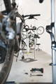 Atelier professionnel pour débrider les vélos électriques.