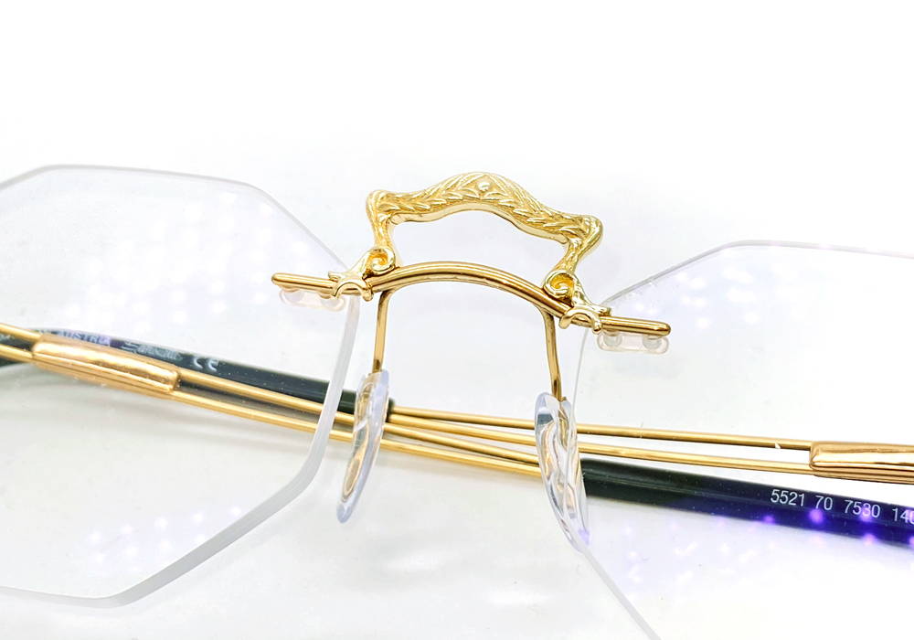 Decorative yellow gold center piece for glasses