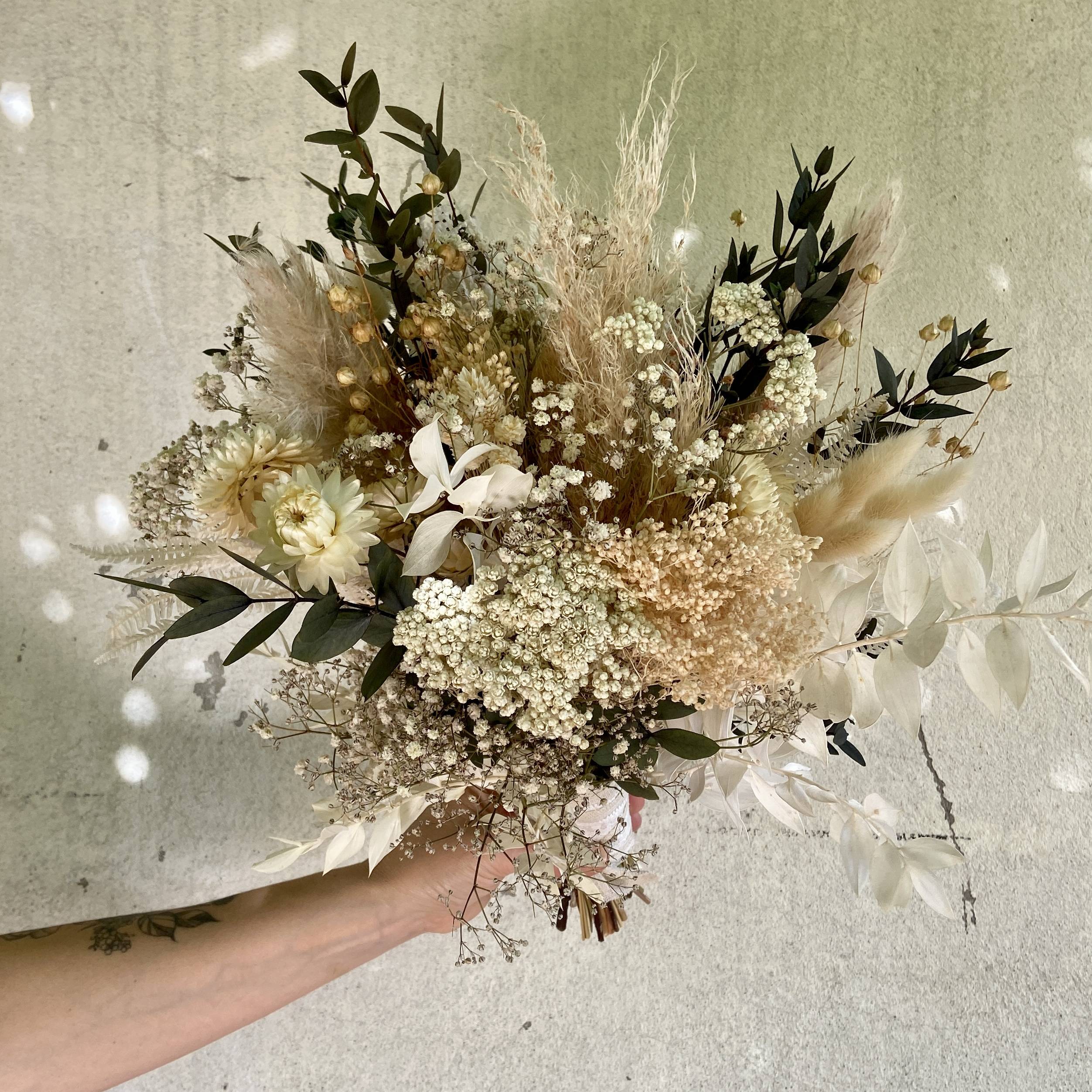 Bouquet de mariées en fleurs séchées