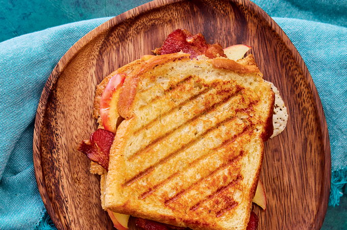 Grilled cheese à la pomme, au cheddar et au bacon
