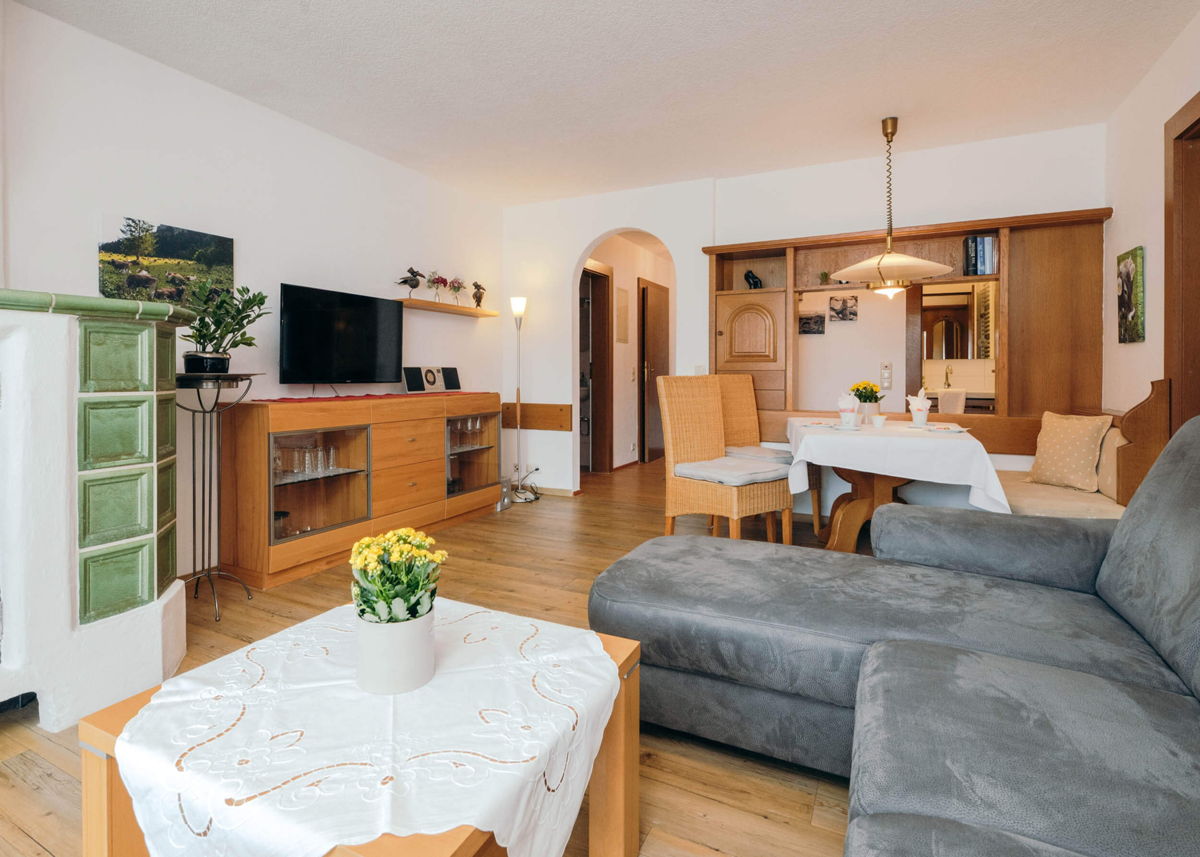 gemütliches Wohnzimmer mit Kachelofen in Ferienwohnung für bis zu 4 Personen in Oberstdorf.