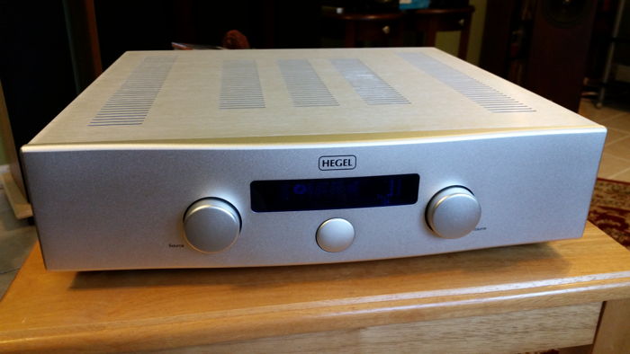 Hegel H100 in Silver Display Unit Like New