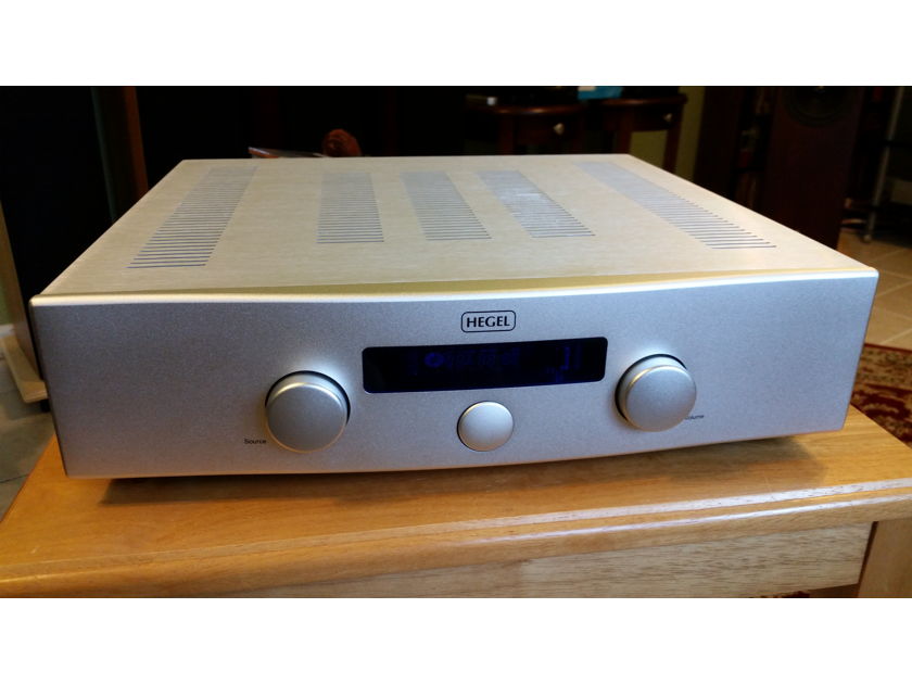 Hegel H100 in Silver Display Unit Like New