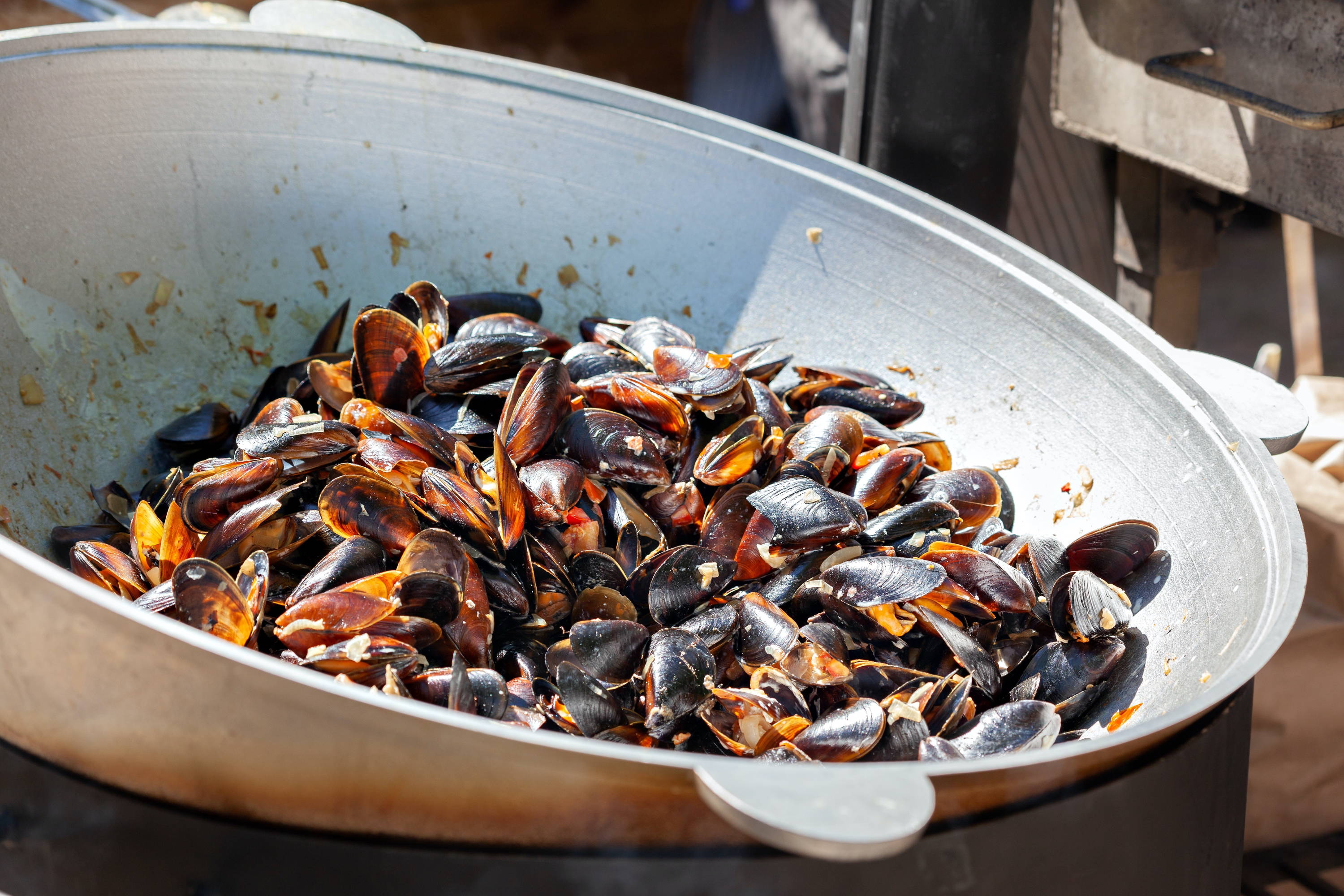 Bowl of shelled mussels to pair with our Chill Kiss of Wine Grenache Rosé. 