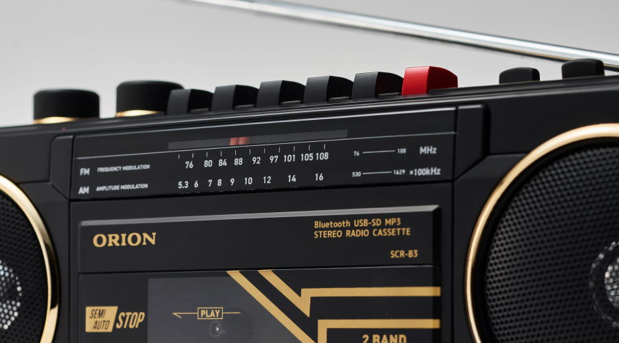 AM/FM ワイドバンドラジオチューナー採用