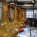 Salle de distillation avec des alambics traditionnels Pot Stills dans la distillerie Bowmore sur l'île d'Islay dans les Hébrides intérieures d'Ecosse