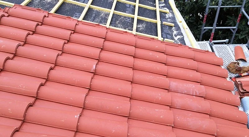 Rénovation de la couverture en tuiles romanes à Menton — photo 9 sur 34 — CEG TOITURE