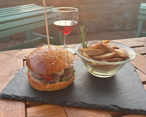 Food experiences Certaldo: Km 0 Gourmet Hamburgers with a View of the Hills