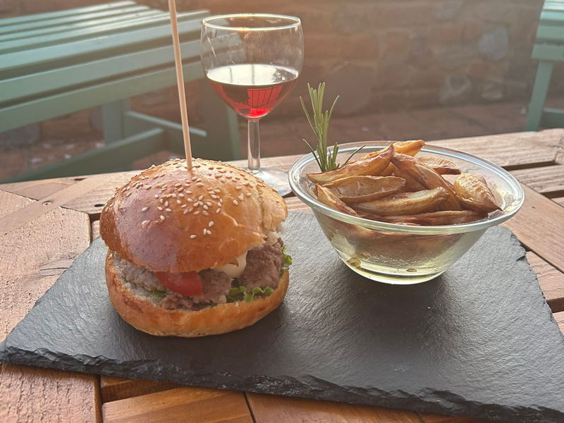 Experiencias gastronómicas Certaldo: Hamburguesas gourmet de kilómetro cero con vistas a las colinas.