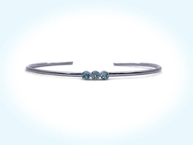 bracelet en argent avec trois petits topazes