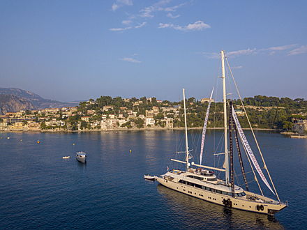  Cannes
- Yacht amarré au port de Saint Jean Cap Ferrat, sur la Côte d'Azur. Yacht aux couleurs de Engel & Völkers Yachting.