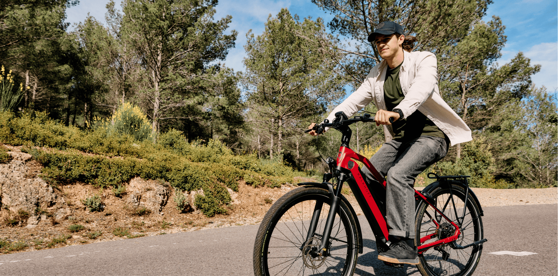 hombre usando en España con una bicicleta electrica roja kalkhoff alemana