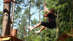 bester geburtstagde kletterwald weiherhof kind springt seil baum
