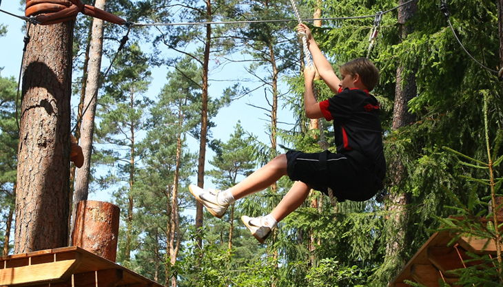 bester geburtstagde kletterwald weiherhof kind springt seil baum