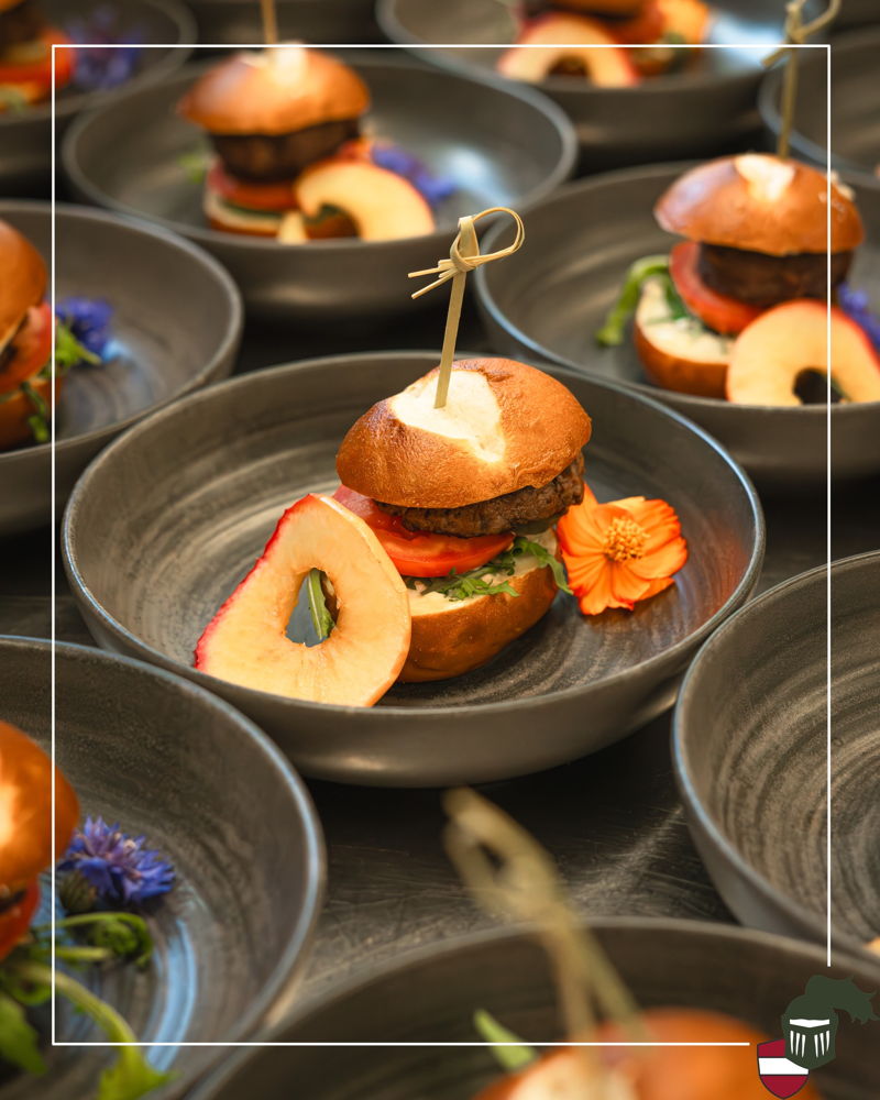 🍽️ Vorspeisen Traum: Mini Burger 🍔

Saftiges Patty vom Alp-Wagyu-Rind, hausgemachte Kräutercreme,
sonnengereifte Tomaten und frischer Rucola. 🍅

Bis bald! Hier im @zum.ritter 💚🏡

Deine Gastgeberfamilien Fuchs und Sonnweber
mit dem "Ritter-Team"
•⠀
•⠀