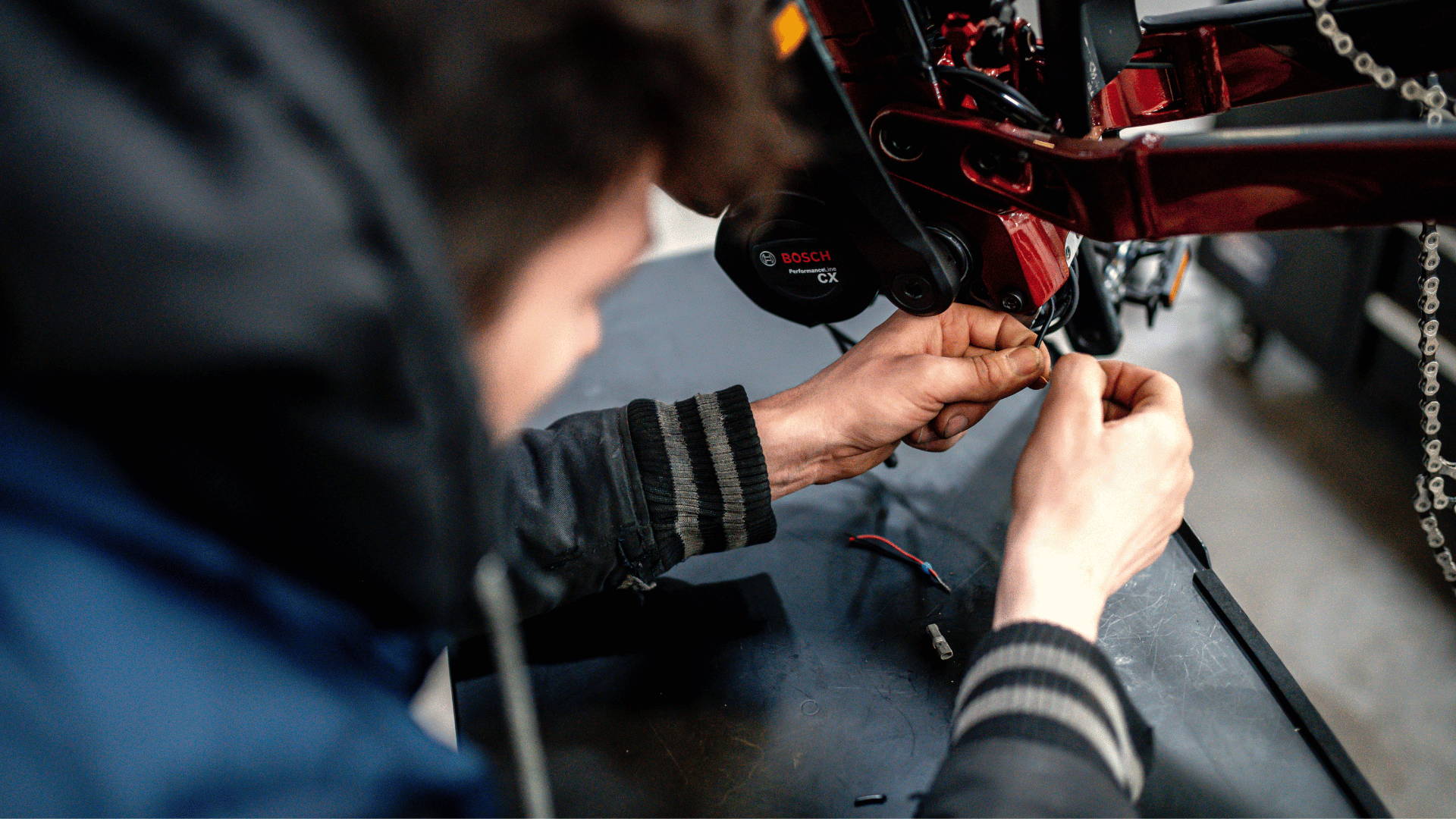 persoon werk aan middenmotor ebike